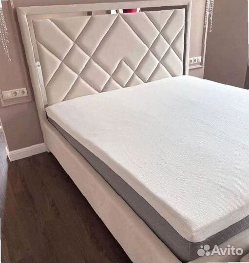 Двуспальная кровать с мягким изголовьем