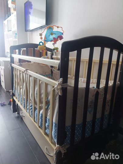 Детская кроватка с продольным маятником