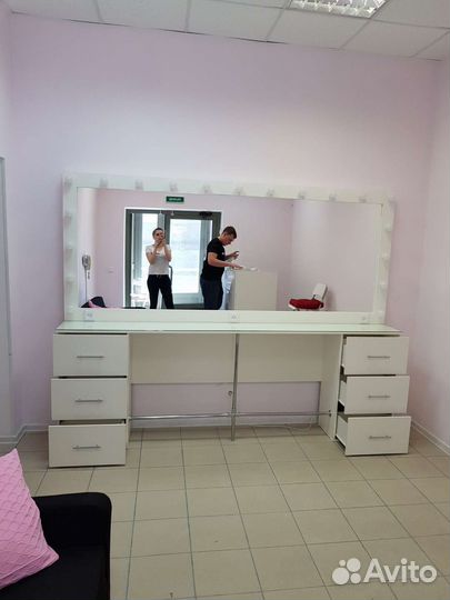 Рабочие столы для парикмахерски и салонов красоты