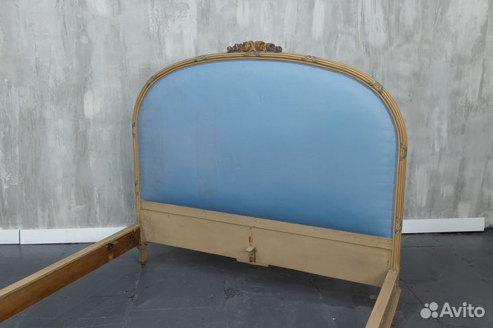 Старинная двуспальная кровать в стиле классицизм