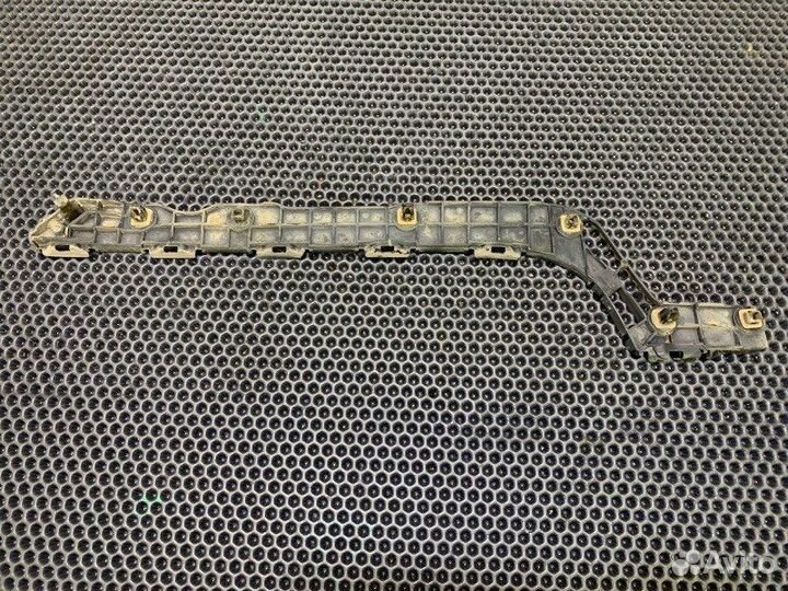 Крепление бампера лев. зад. Lexus LX570