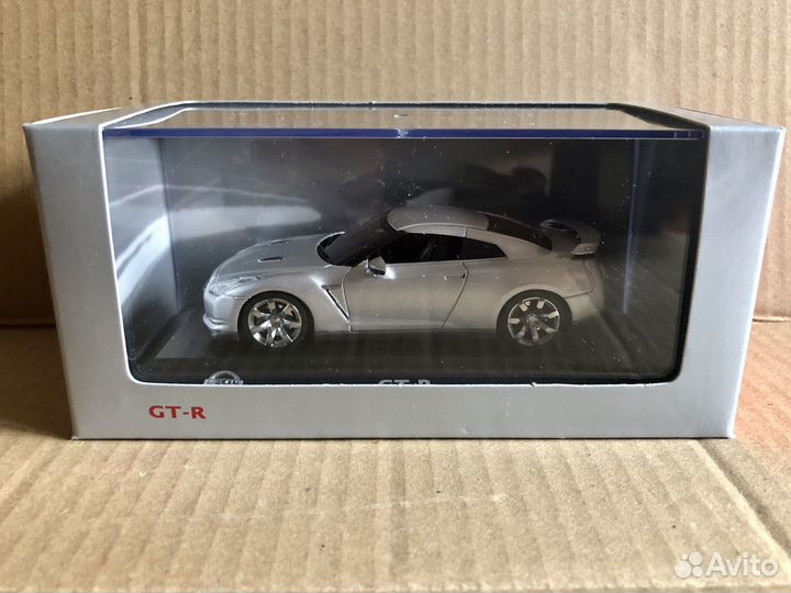 Машина Nissan GT-R 1:43