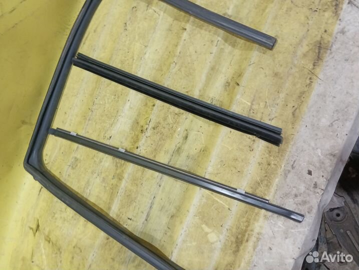 Уплотнитель стекла двери задней левой Qashqai