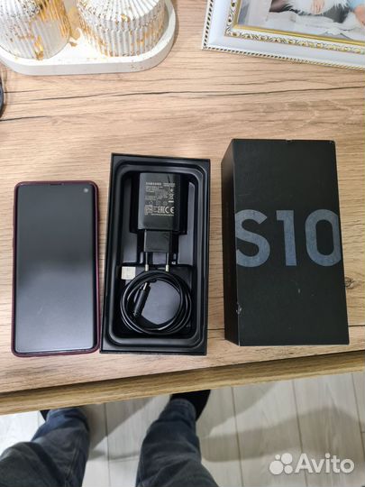Samsung Galaxy S10, 8/128 ГБ