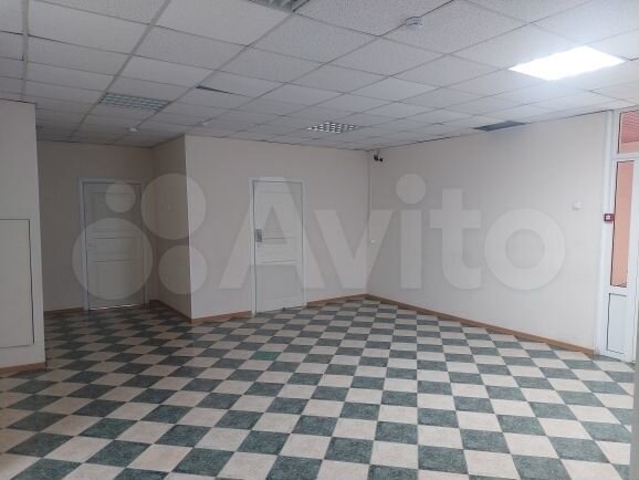 Нежилое здание 1 320,5 м² с зу