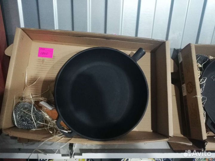 Чугунная сковорода со съёмной деревянной ручкой