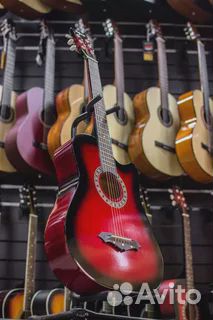 Красная гитара с металлическими струнами