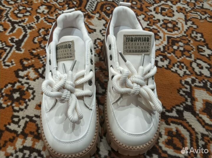 Кроссовки женские