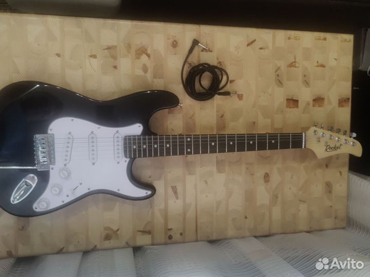 Электро гитара стратокастер черно белая
