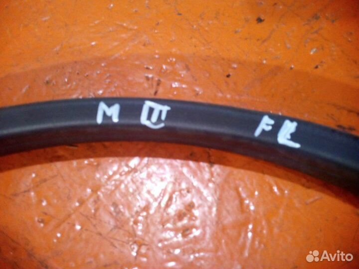 Уплотнительная резинка двери передняя левая