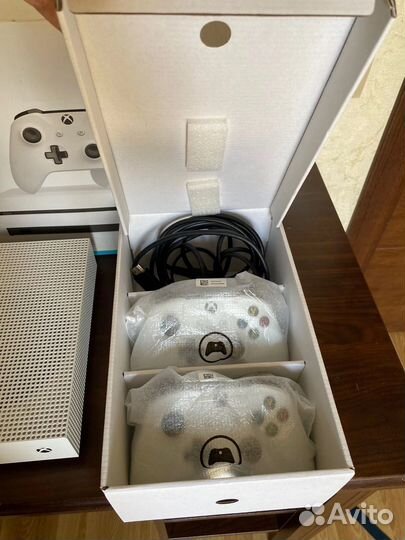 Xbox One S 1tb + 2 геймпада + far cry 5