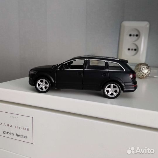 Модель машины. Audi Q7 V12. 1:36