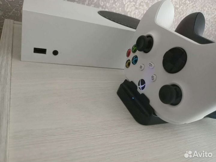 Xbox series s два геймпада+куча игр