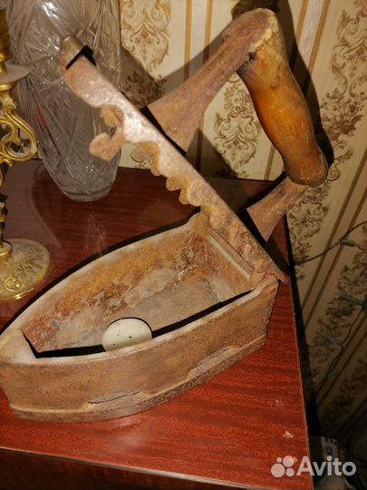 Старинный угольный утюг