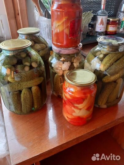 Огурцы, помидоры, варенье, салатики, грибная икра