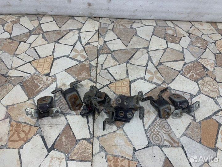 Петля двери Mazda 6 седан 2.0 LF 2005