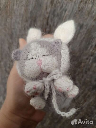 Вязанная игрушка.новорожденный котëнок