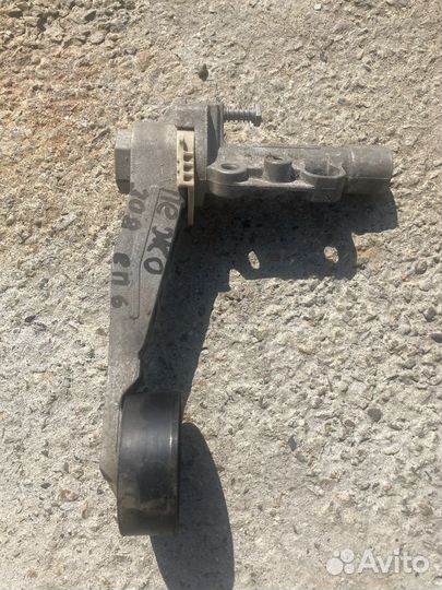 Натяжители ремня генератора Пежо 308,408 EP6