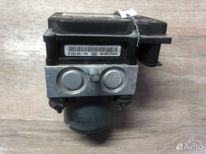 Блок управления тормозами/насос ABS Toyota Camry