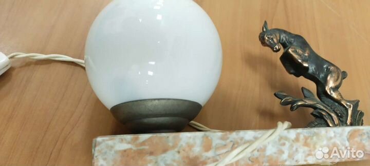 Лампа настольная мягкая подсветка на мраморе