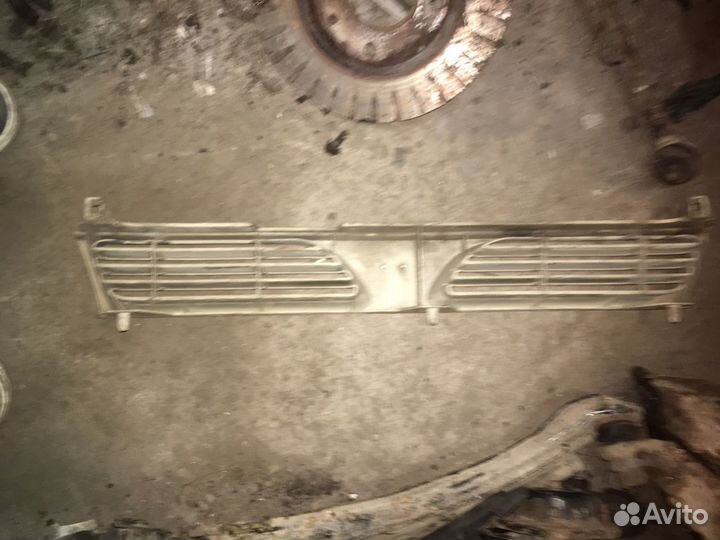 Решетка радиатора Nissan sunny N14