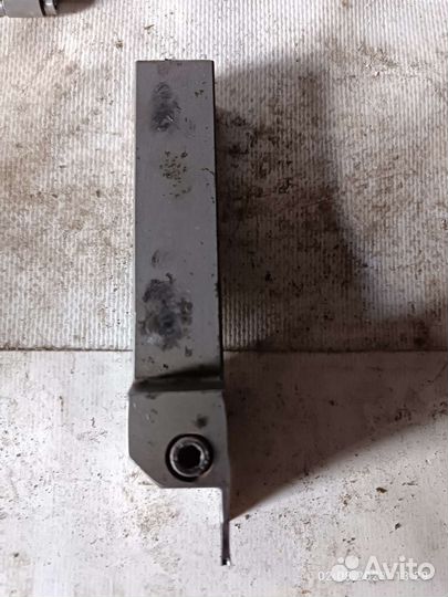 Отрезной резец