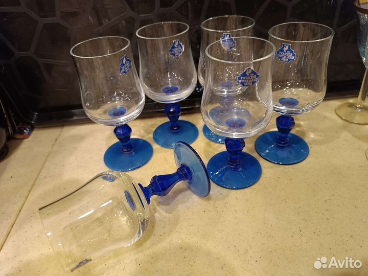 Бокалы и рюмки на ножках