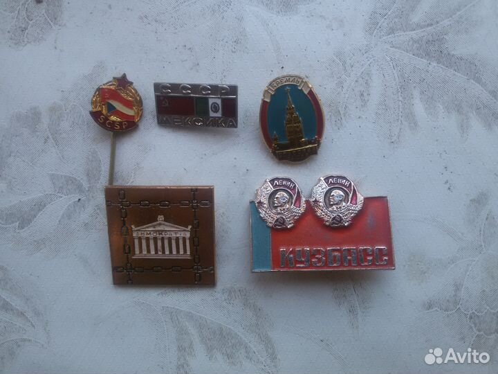 Брелки и значки. Серия города и страны