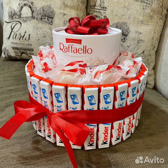 Торт из конфет Rafaello и Kinder Maxi