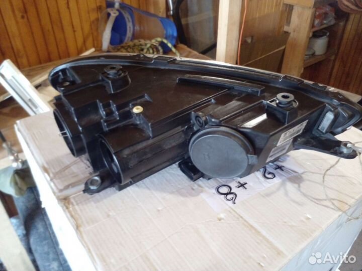 Фара левая Volkswagen Scirocco 3 xenon до рест