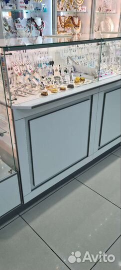 Торговое оборудование, витрины и шкафы б/у