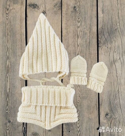 Вязаный комплект для малыша шапка манишка варежки