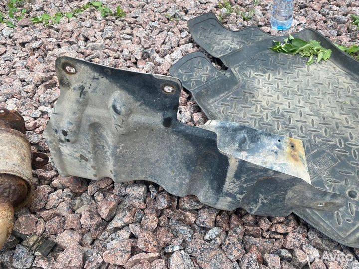 Пыльник двигателя боковой правый заз шанс