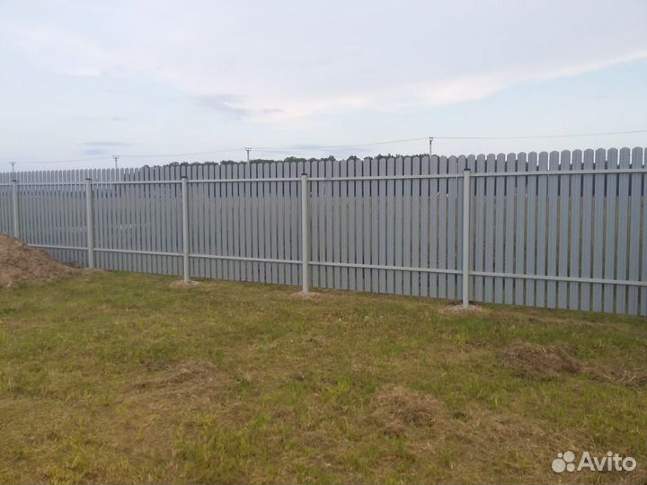 Заборы из евроштакетника с кирпичными столбами