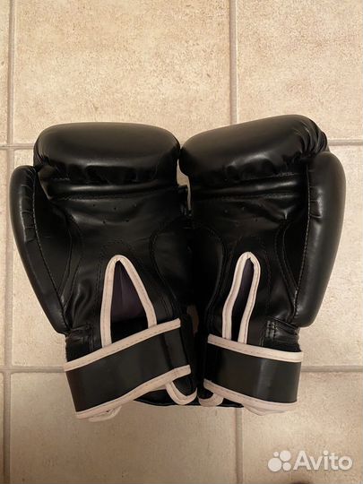Боксерский шлем и перчатки