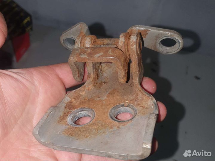 Петля двери передняя левая низ ford fusion