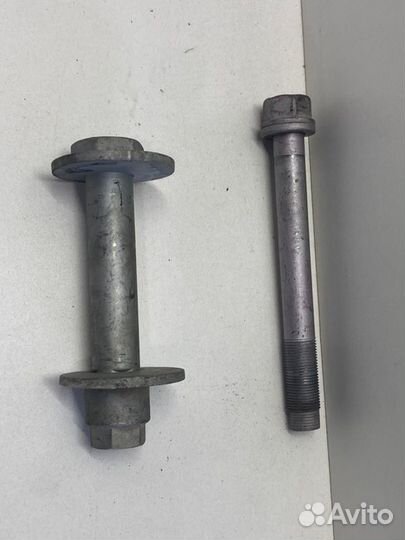 Болт развальный передний Toyota Land Cruiser 200