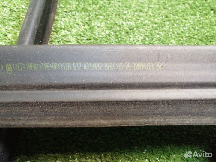 Уплотнитель стекла двери левый Skoda Octavia A5