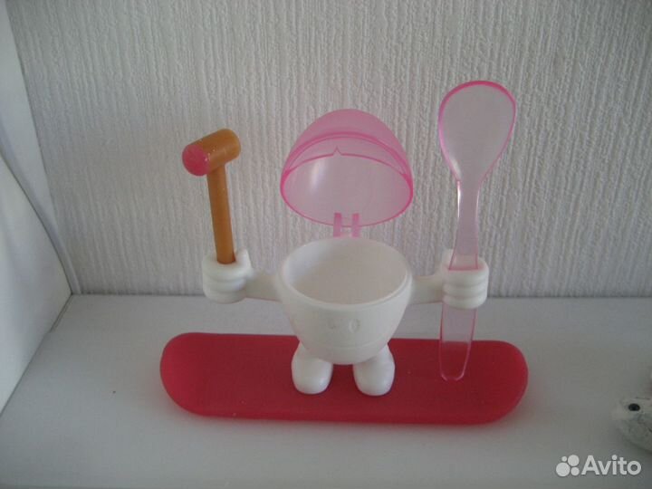 Подставка под яйцо с молоточком