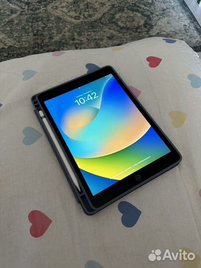 Планшет Apple iPad 10.2 Wi-Fi 64GB + Apple Pencil