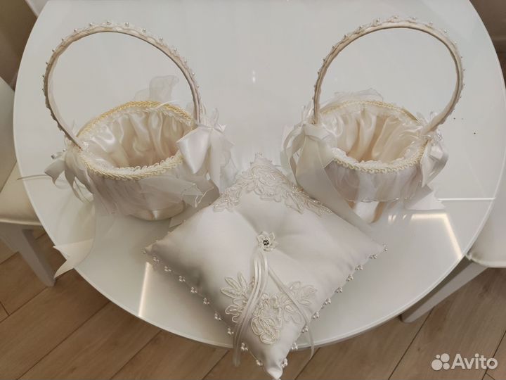 Свадебные корзины и подушка