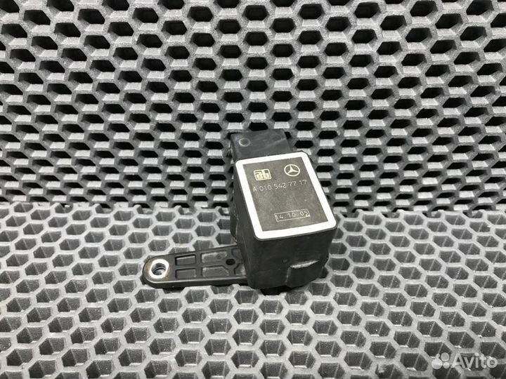 Датчик угла наклона фар mercedes A0105427717