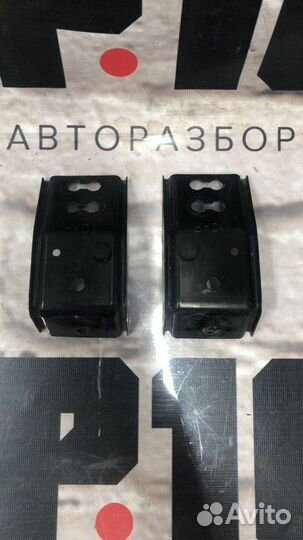 Крепление бампера переднее правое Infiniti Fx50