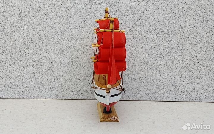 Парусник с красными парусами 12,3*13,3 сувенир