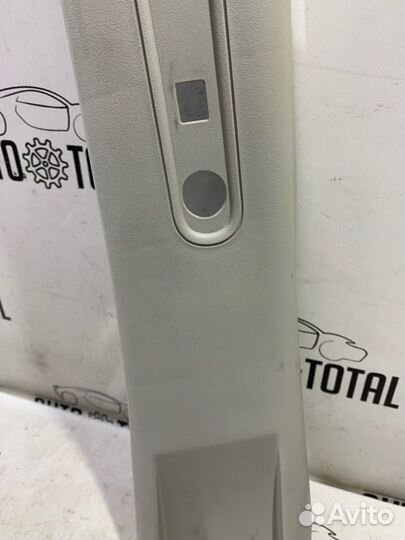 Обшивка центральной стойки правая Nissan Terrano