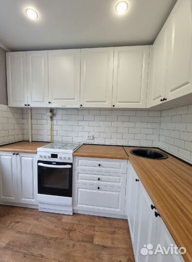 Угловая кухня со столешницей