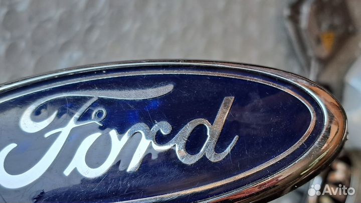 Эмблема на решетку радиатора передняя Ford