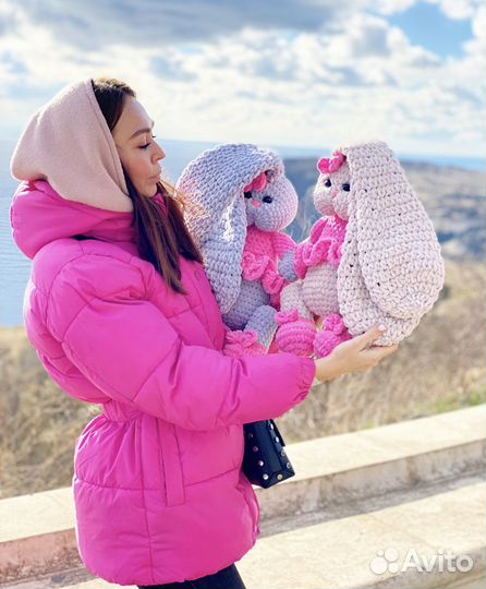 Вязаная игрушка плюшевая Зайка