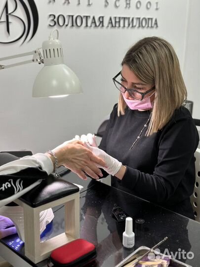 Инструктор по маникюру и педикюру