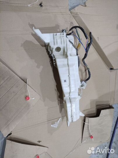 Бачок омывателя на тойоту lk200, Lexus lx570